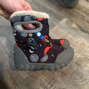 Bogs toddler size 6. Gently worn. Winter rated.